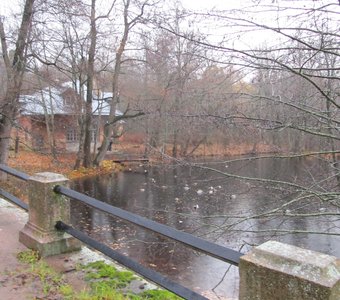 Осенний пруд и Английский домик в парке Сергиевка