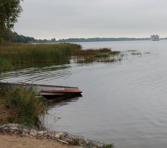 лодка на берегу Волги
