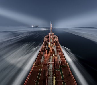 Ледокольная проводка судов караваном, через лёд Охотского моря.