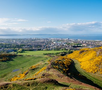 Holyrood Park и Северное море с вершины Arthur’s Seat