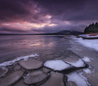 Лед на озере Зюраткуль