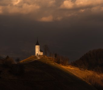 Закат в селе Ямник. Словения.