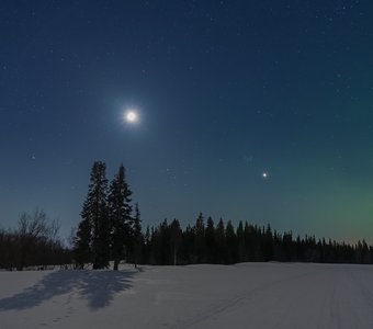 Луна и Венера на ночном небе севера