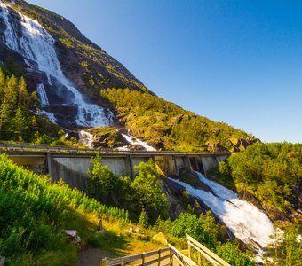 Водопада Лангфоссен в регионе Этне Норвегия. вид с верху на закате в солнечный летний день.