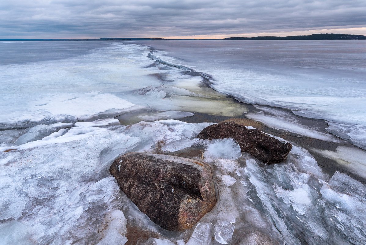 Онега зимой. Онежское озеро режим. Торосы на Онежском озере. Онежское озеро зимой. Онега зима.