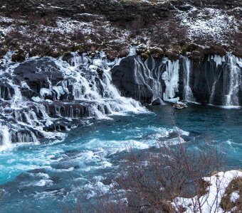 Каскадный лавовый водопад Hraunfossar (Исландия)