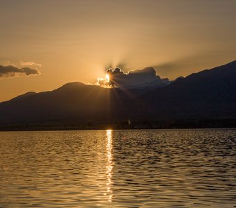Закат на озере Иссык-Куль
