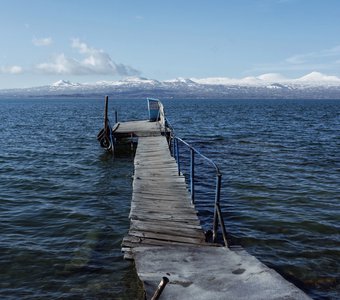 Озеро Севан холодным летним утром