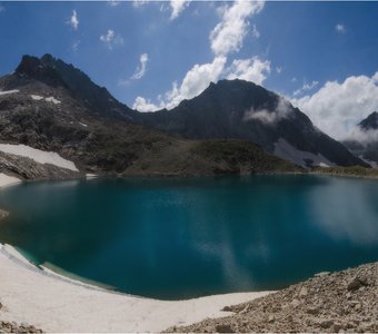 Высокогорное кавказское озеро