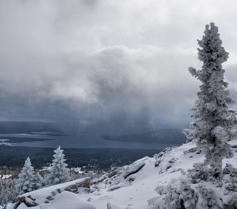 Горное озеро после снежной бури