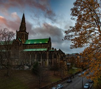 Вид с холма Некрополя на Кафедральный собор Глазго. Осень, вечер. Шотландия, Глазго