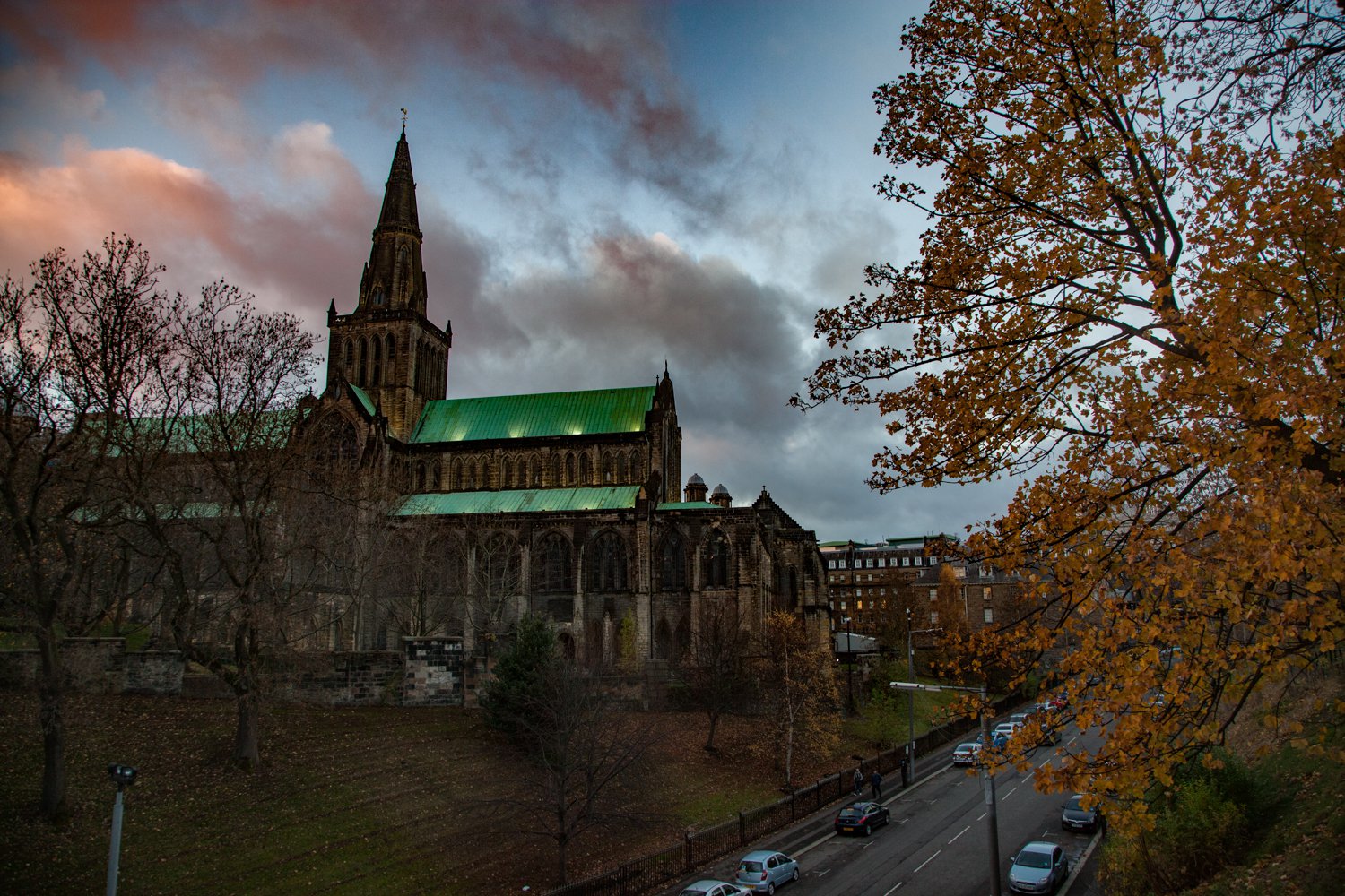 Вид с холма Некрополя на Кафедральный собор Глазго. Осень, вечер. Шотландия, Глазго