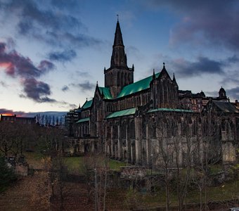 Вид с холма Некрополя на Кафедральный собор Глазго, Шотландия. Осень, вечер