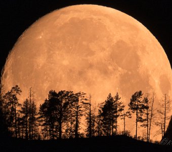 Полная Луна над Горным Алтаем