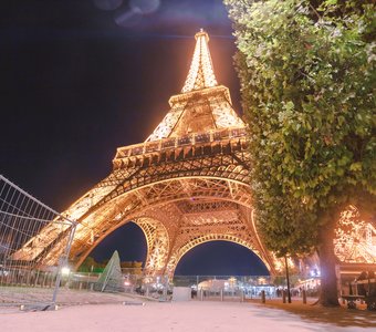 У подножья символа Парижа