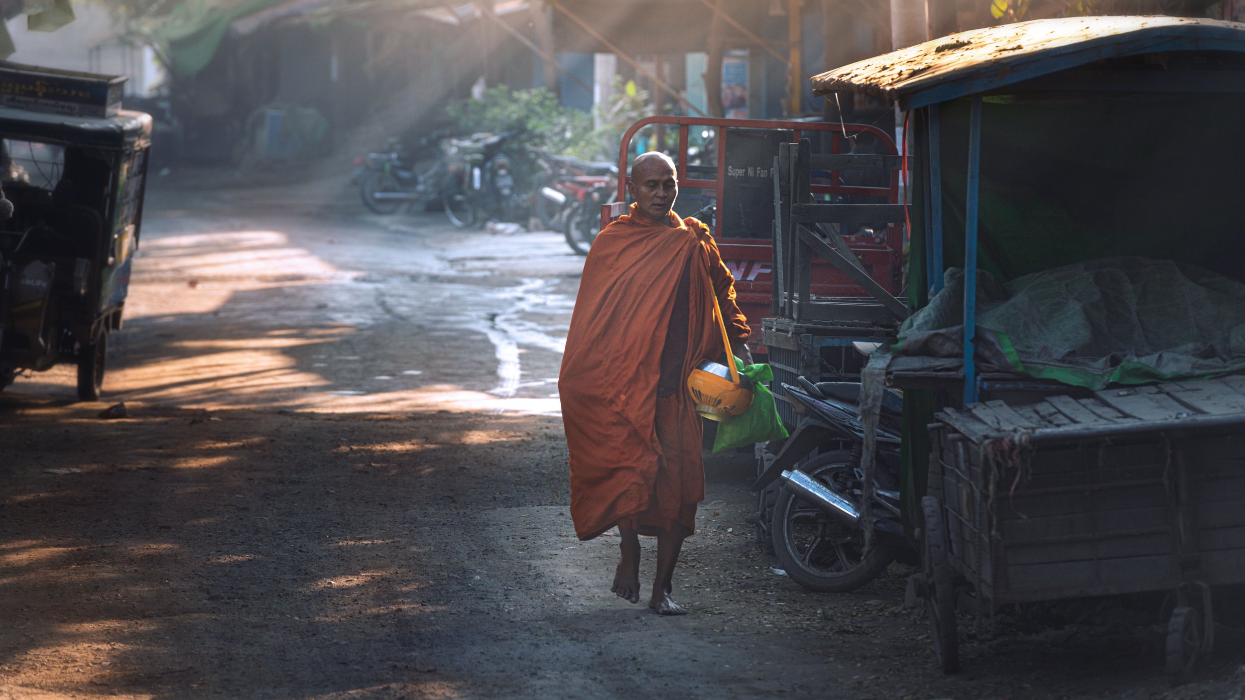 Монах в рассветных лучах