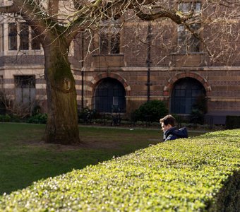 Во дворе музея Антропологии