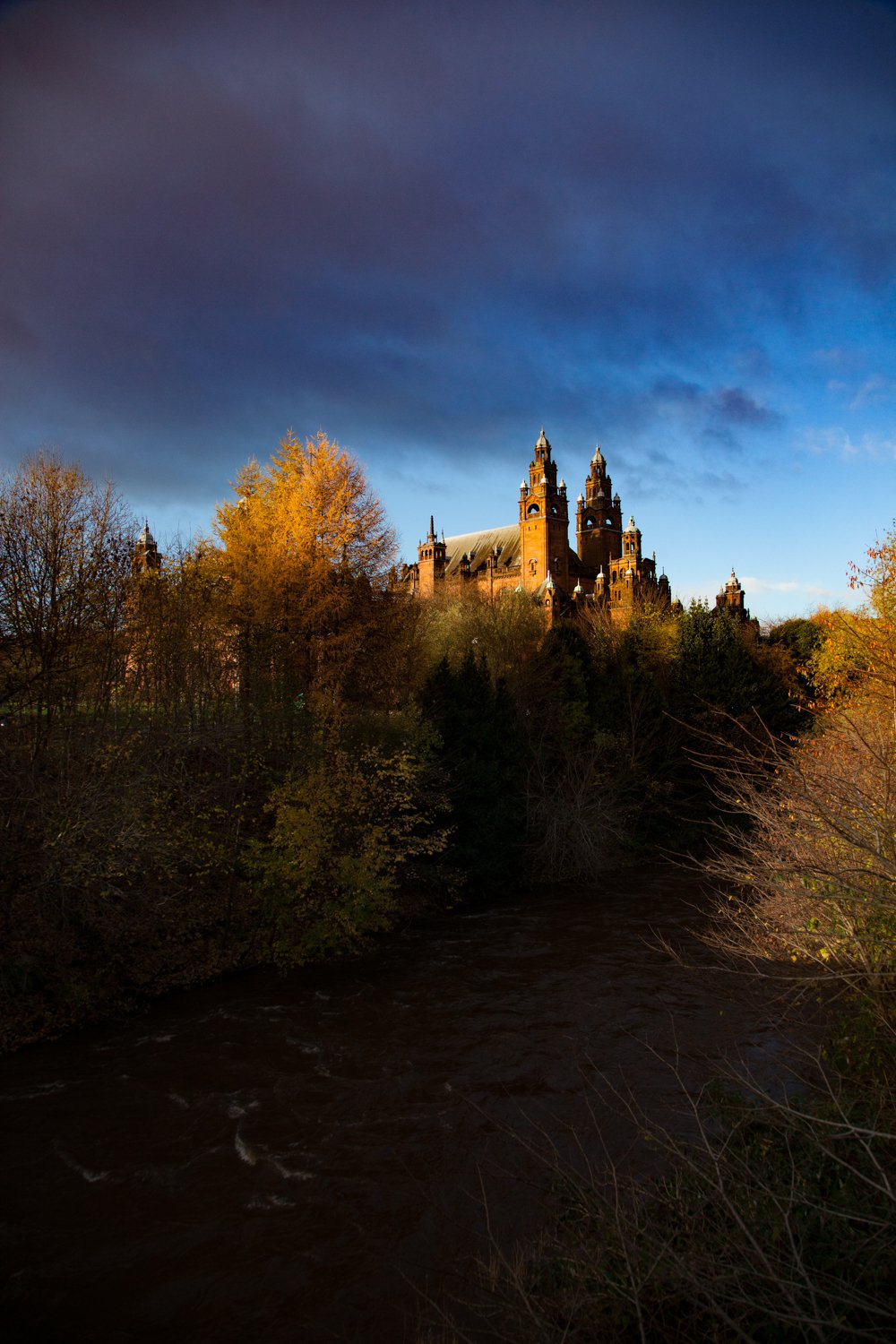 Шотландия, Глазго. Река Келвин, Арт-галерея и Музей Келвингроув на закате