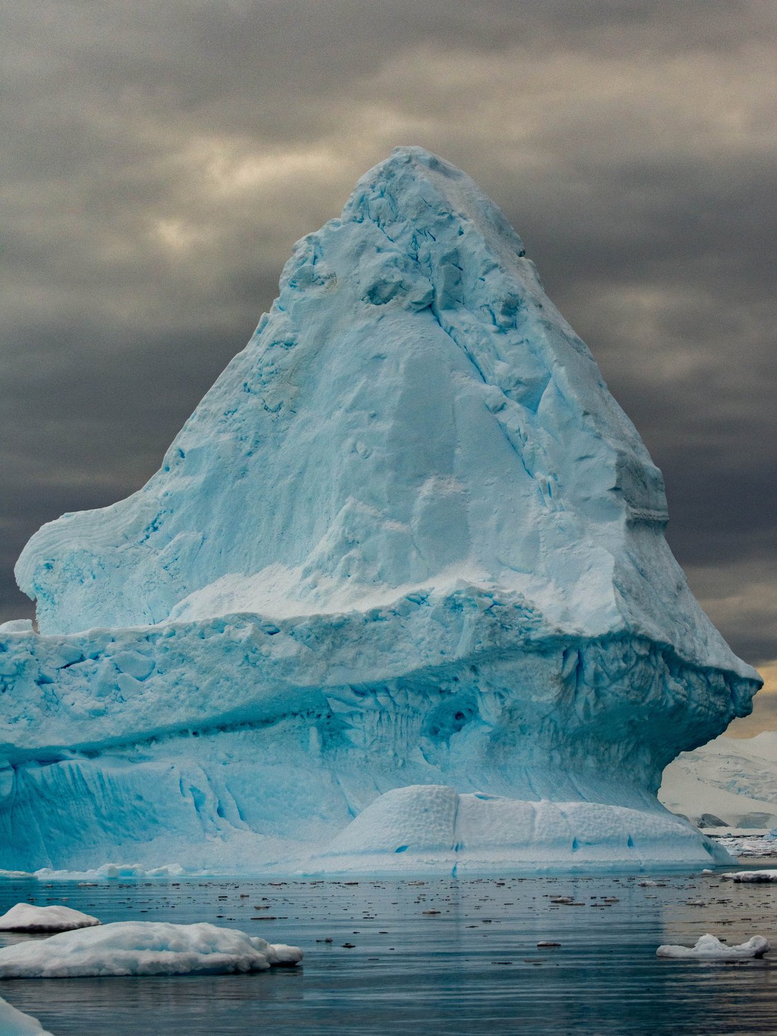 Айсберг преграждает путь