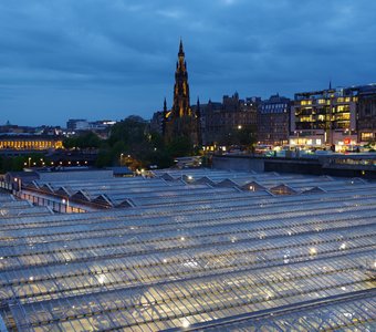 Вечерний Эдинбург, памятник Вальтеру Скотту на фоне крыши вокзала Waverley