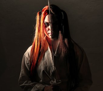 По лезвию катаны.