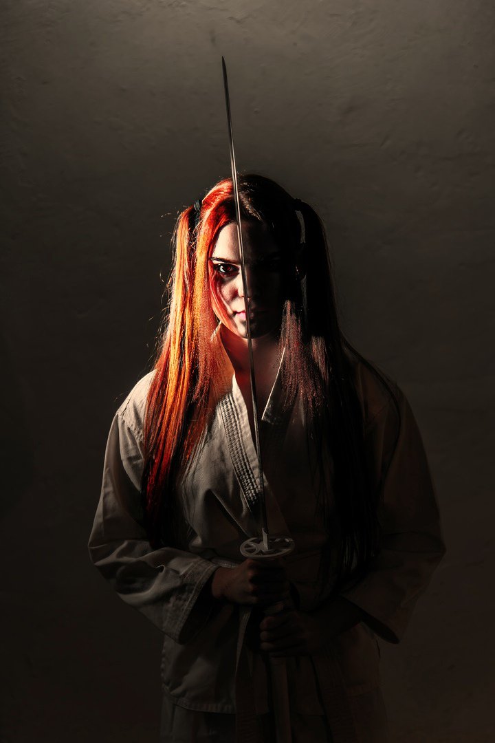 По лезвию катаны.