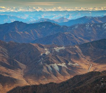 Перевал Чике-Таман на фоне  Северо-Чуйского хребта