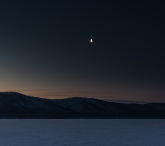 Луна над Байкалом