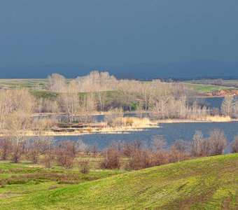 Утро перед грозой на Ириклинском водохранилище