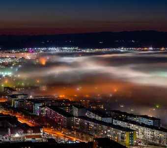 Туман над ночным Петропавловском-Камчатским