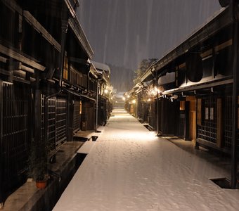 Снегопад в городе Такаяма ночью