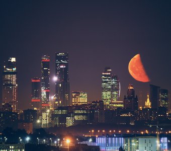 Восход Луны над Москва-сити