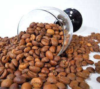 Кофейные зерна в бокале
