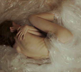 Утопающая в пластике