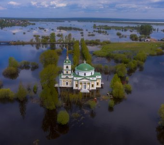 Никольская церковь, "отрезанная" весенним паводком