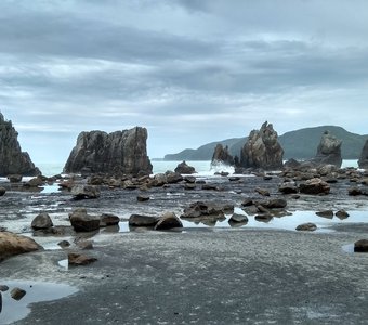 Необычная скальная формация на побережье Тихого океана, префектура Вакаяма