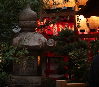 Фонарики в храме, Киото