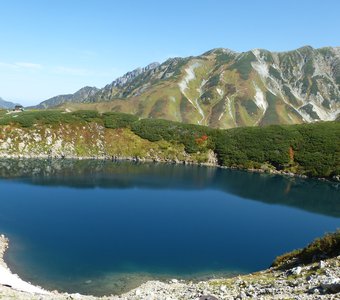 Горное озеро в Японских Альпах