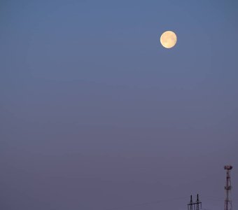 Луна перед восходом солнца