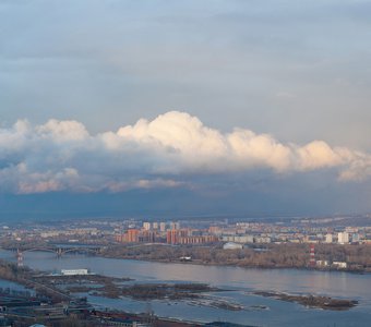 Панорама Красноярска в облачный день