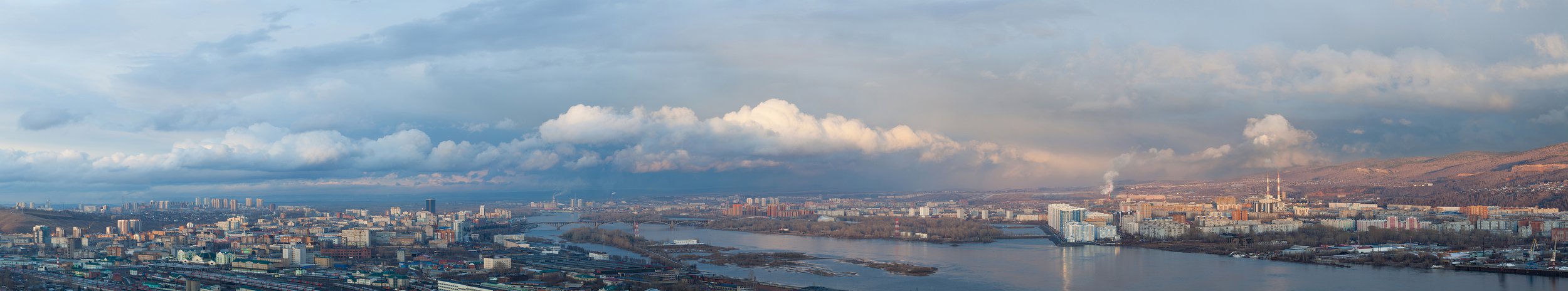 Панорама Красноярска в облачный день