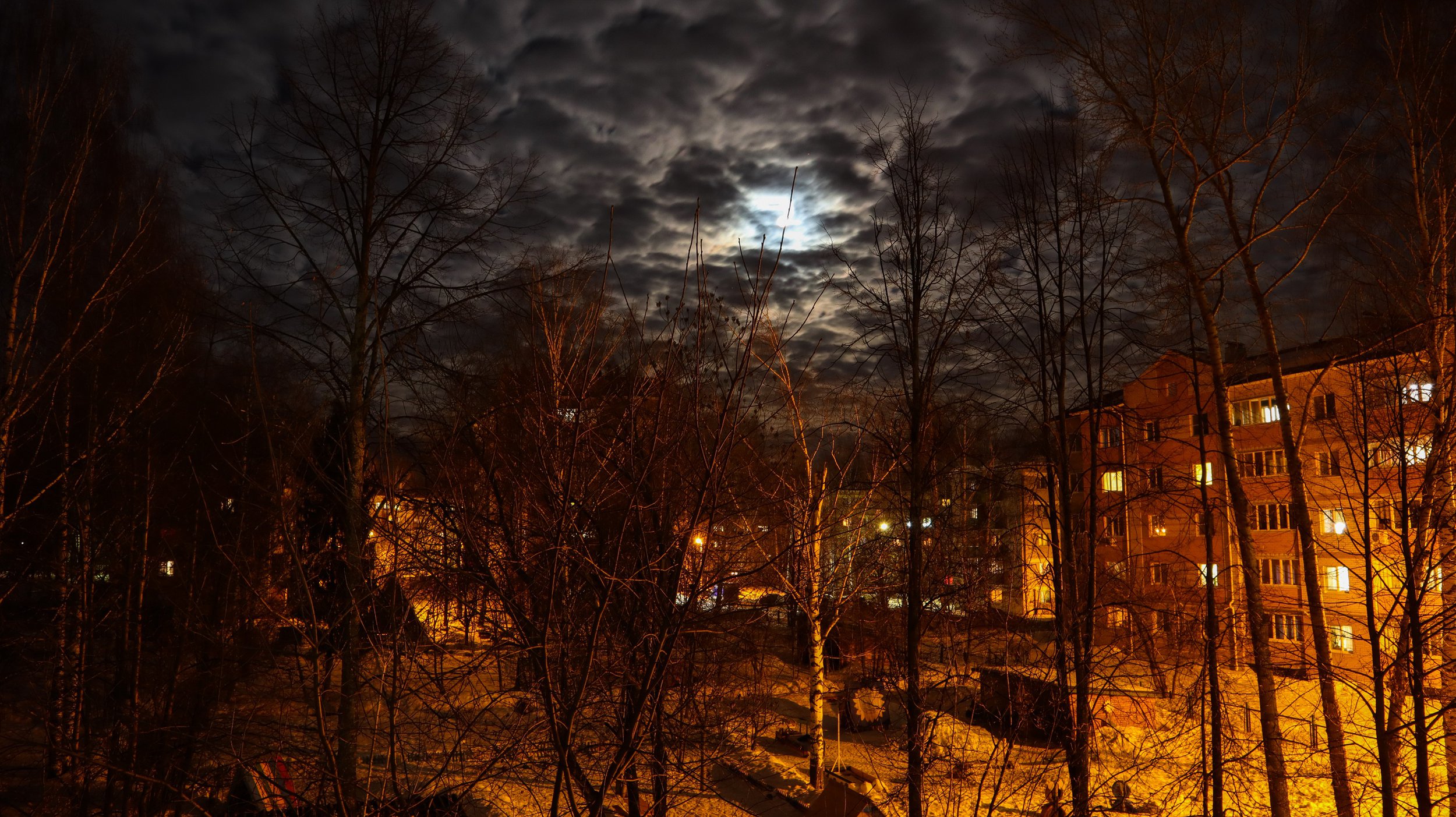 Небесный портал в вечерний квартал