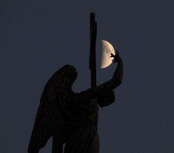 Луна у Ангела в руке на Александровской колонне (Александрийский столп)  29 мая'20