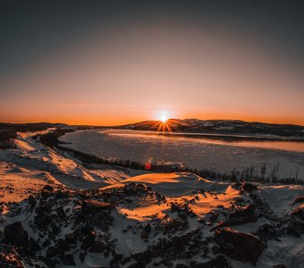 Закат над рекой