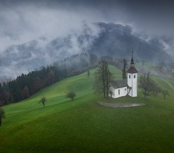 Словенские церквушки в хмурую погоду