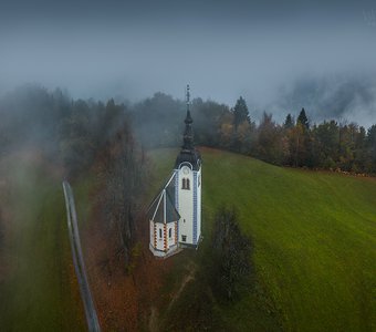 Словенские церквушки в хмурую погоду