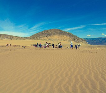 Раскопки в песках в Туве