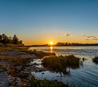 Закат на реке Великой