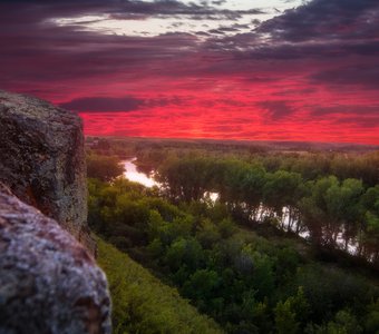 Закат на реке Урал со скалы у пионерского лагеря "Солнечная горка".