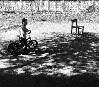 Мальчик, велосипед и стул